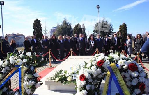 Kurti ve Osmani,  Rugova’nın Mezarını Ziyaret Ettiler