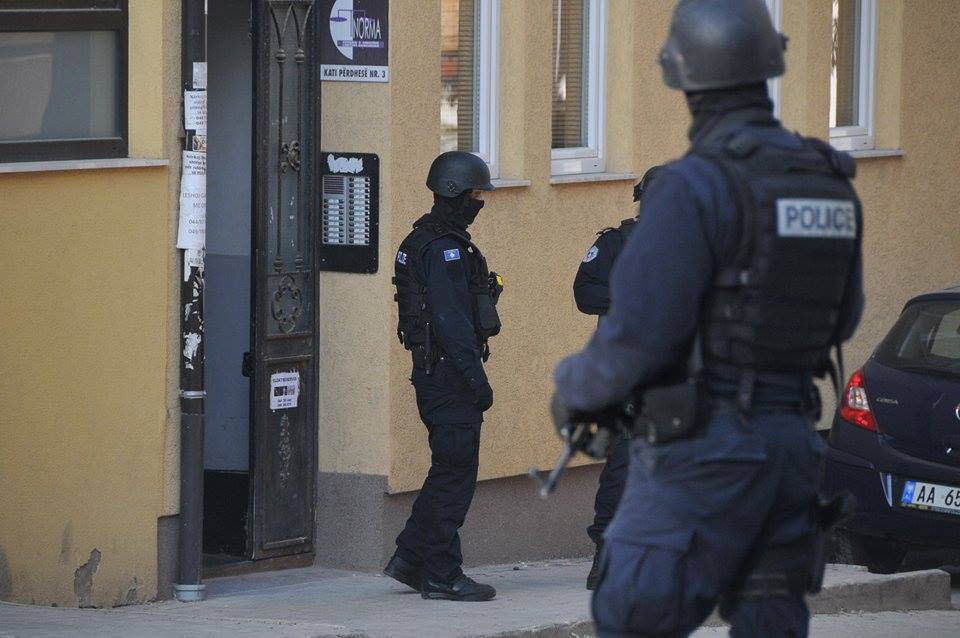 Polis,  Albin Kurti'nin Dairesi'ni Kuşattı