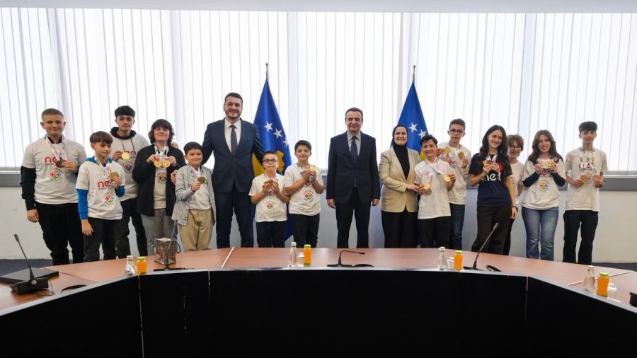 Kurti, ABD’de Bilim Olimpiyatlarında 16 Madalya Kazanan Kosova Takımını Kabul Etti
