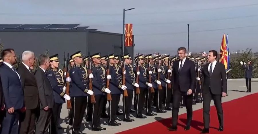 Kurti, Makedonya Mevkidaşı Mickoski’yi Devlet Töreniyle Karşıladı