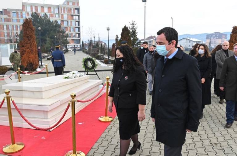 Kurti ve Osmani, Rugova’nın Mezarında Saygı Duruşunda Bulundu