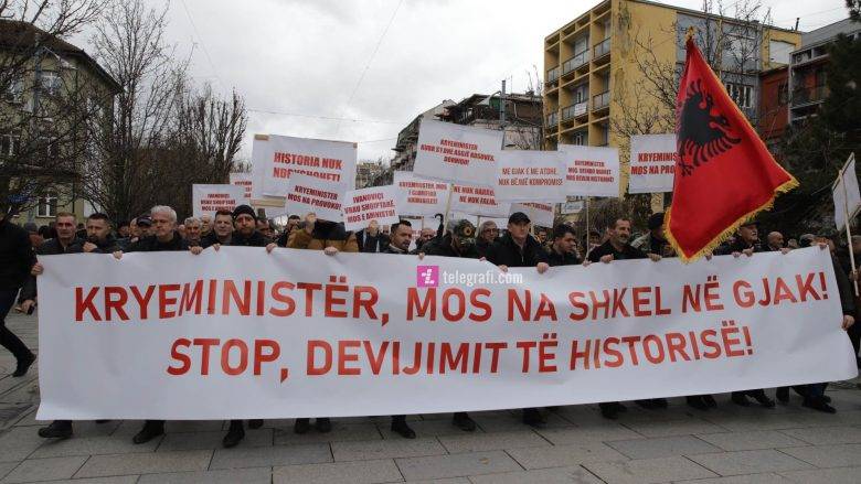 Protestoda Kurti’nin İstifası Talep Edildi