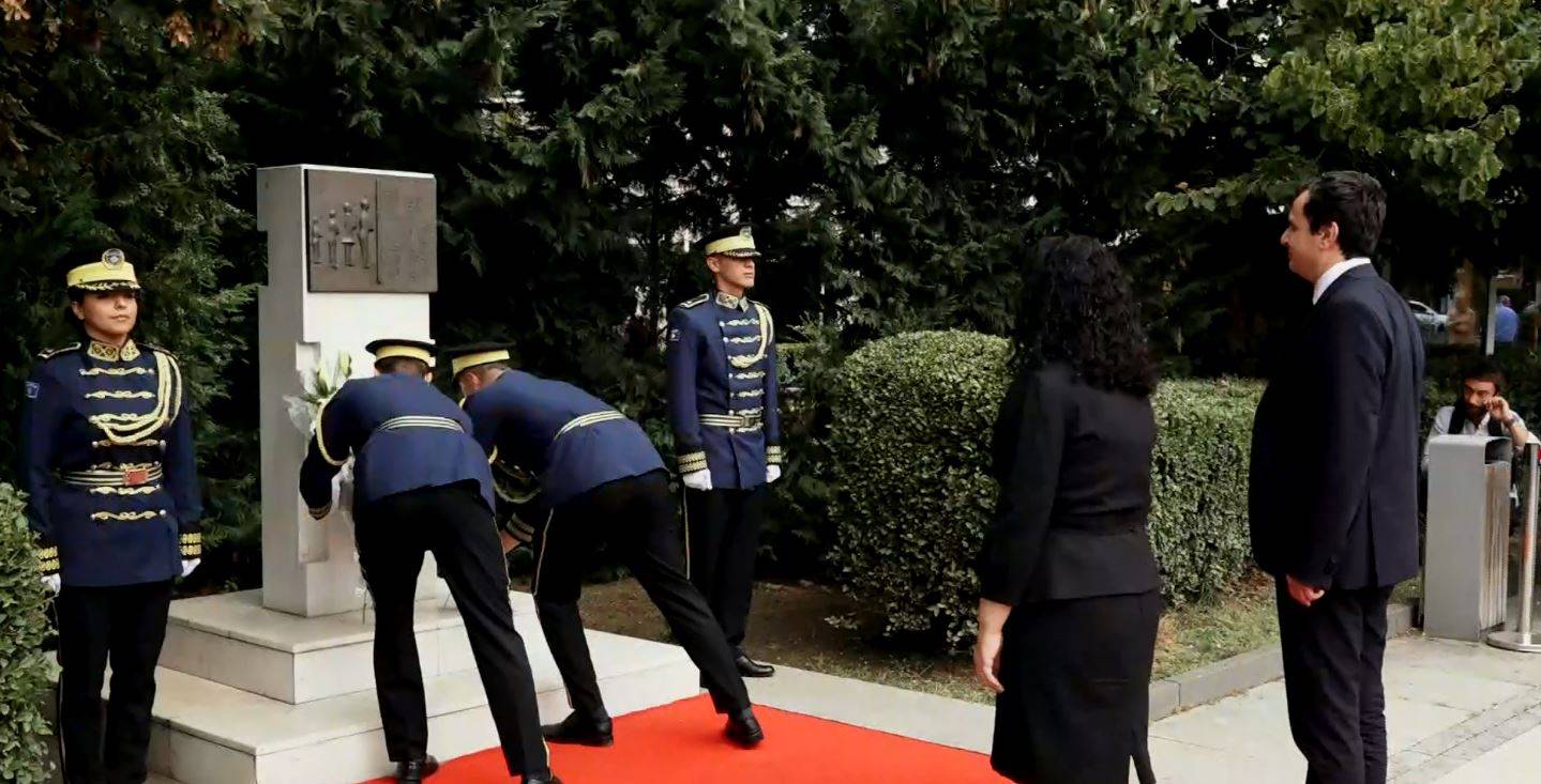 Osmani, Kurti ve Hovenier Kayıp Kişiler Anıtı Önünde Saygı Duruşunda Bulundu