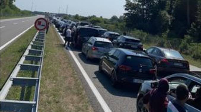 Gurbetçi Akını Devam Ediyor, Hırvatistan-Sırbistan Sınırında 20 KM’lik Araç Kuyruğu