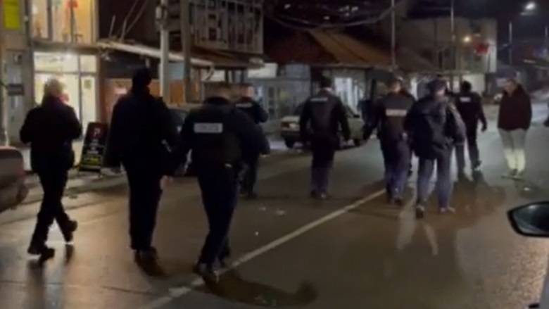 Onlarca Kosova Polisi Kuzey Mitroviça'da Devriye Geziyor