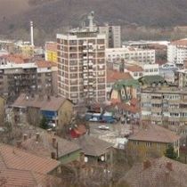 Kuzey'de Taşlı Saldırı: İki Yaralı