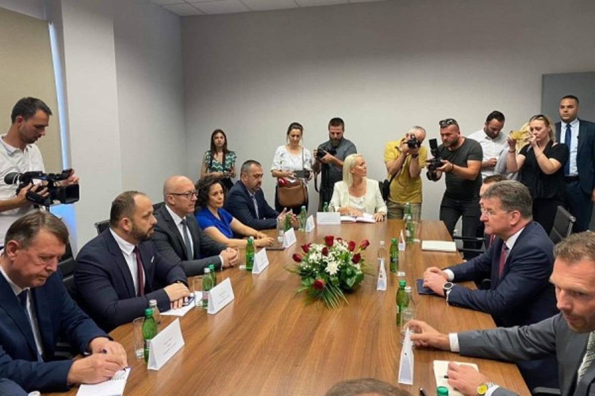 Lajçak, Ülke Kuzeyinde Görüşmelerine Başladı