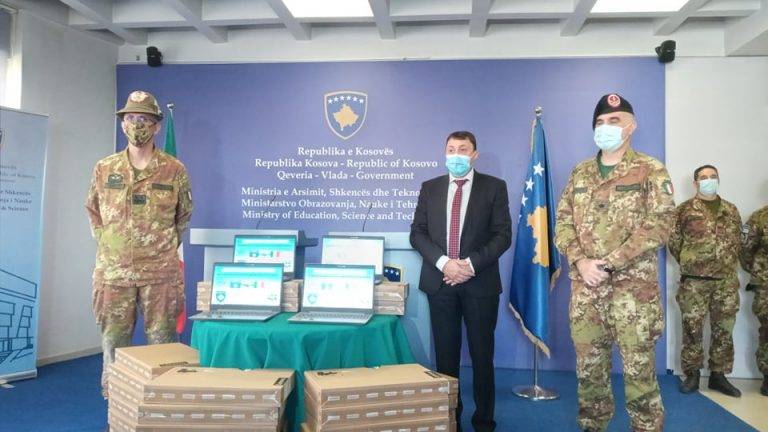 Italyan KFOR’undan  Eğitim Bakanlığı'na Dizüstü Bilgisayar Bağışı
