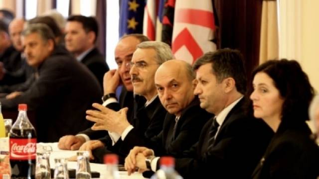 Mustafa'nın Anlaşma'yla Başı Dertte, Uluslararası Camianın Yardımını Talep Ediyor