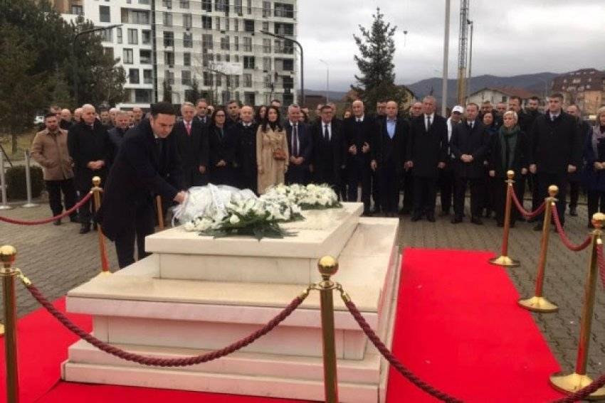LDK Heyeti de Rugova’nın Mezarında Saygı Duruşundaydı