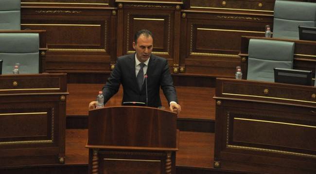 Başını Öne Eğ ve Başbakan Olarak Davran