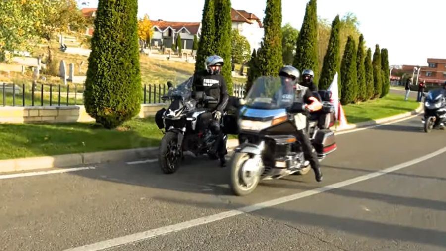 Lahey’e Motosikletli Yürüyüş: UÇK Liderleri İçin Adalet Talebi