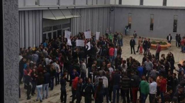 Skenderaj'da Lise Mezunları Protestosu