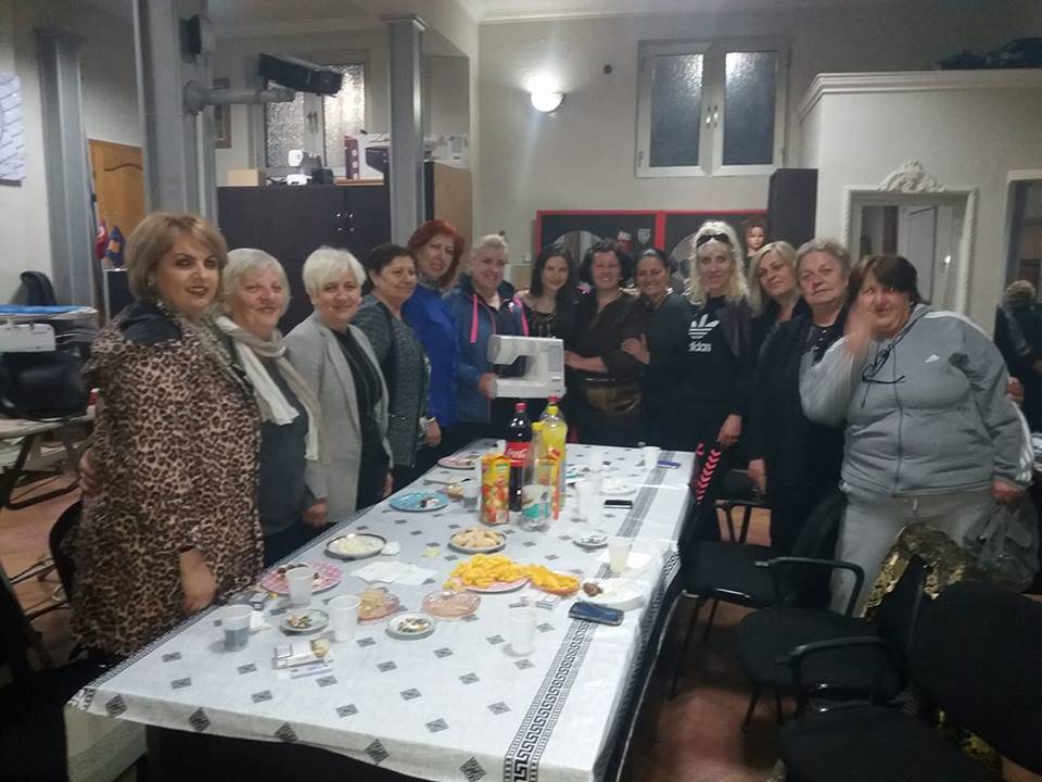 Arkadaşları Shqipe Gashi'ye Dikiş makinesi Hediye Etti