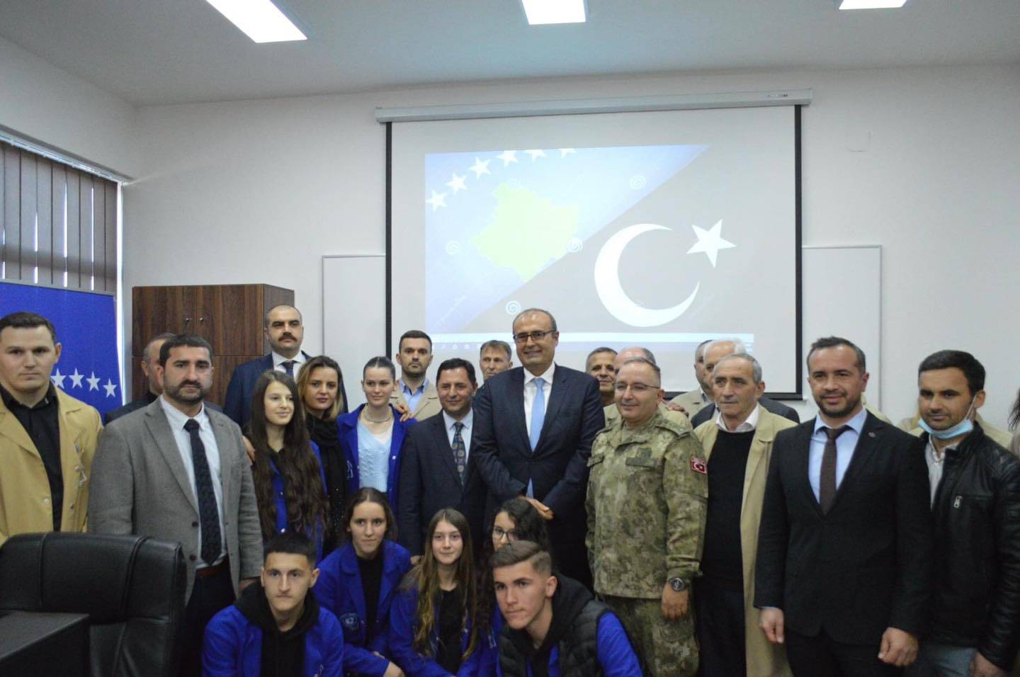 Türk Askerinden Malişeva'da Eğitime Destek