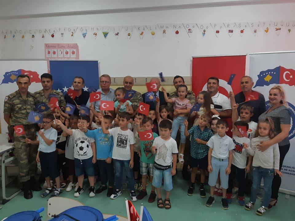 Türk Askeri, Kosovalı Öğrencilerin Yüzünü Güldürdü