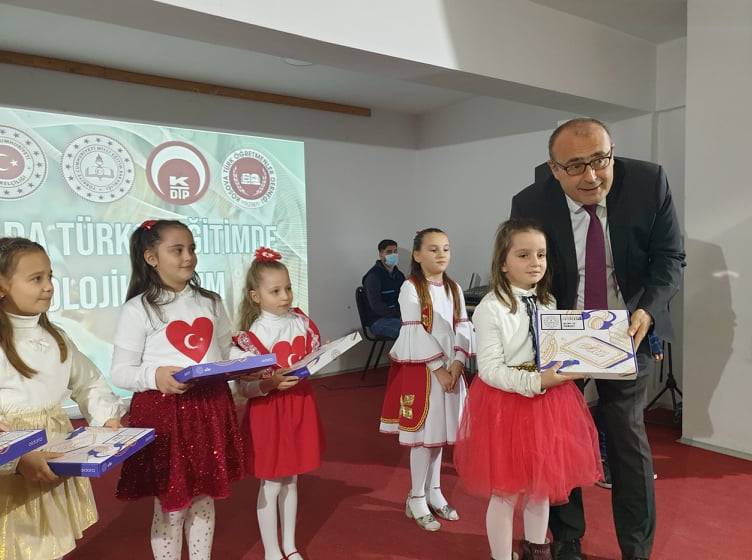 Türkiye’den Kosovalı Türk Öğrencilere Tablet Desteği