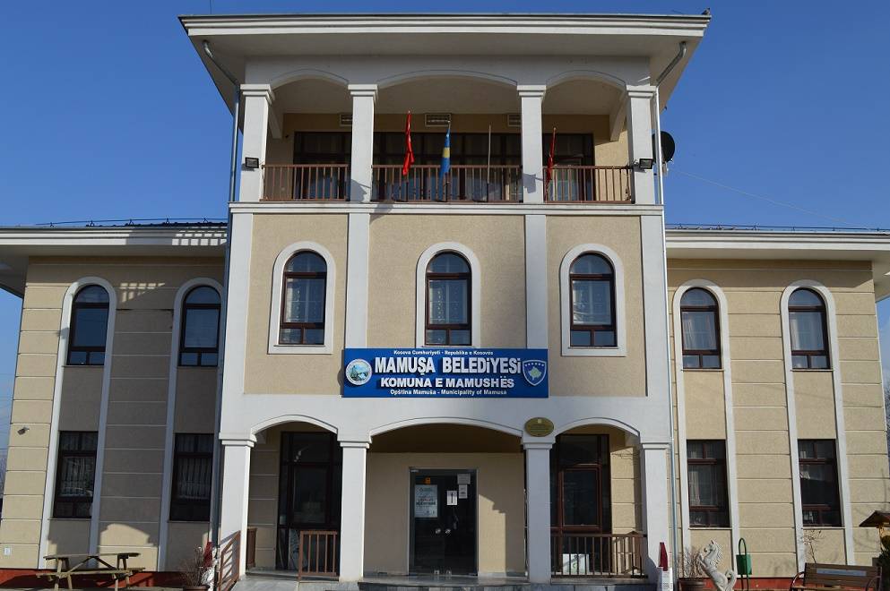 Sütten Ağzı Yanan Ayranı Üfleyerek İçer...