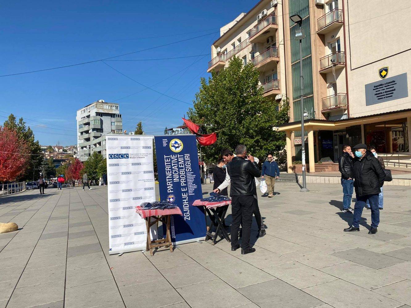 Priştine Meydanlarında Ücretsiz Maske Dağıtımı Yapıldı