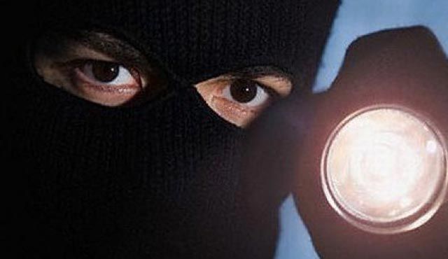 "Maskeler" Ferizovik'te Bir Casino'dan 10.000 Avro Çaldı