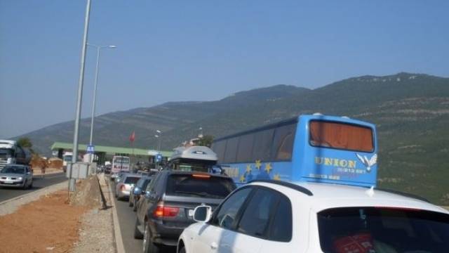 Temmuz'da 1 milyon Kosovalı Arnavutluk'a Gitti