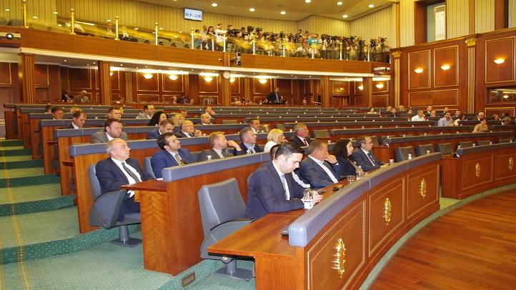 VV Bugün Arnavutluk Bayraklarını Sıralara Koymadı