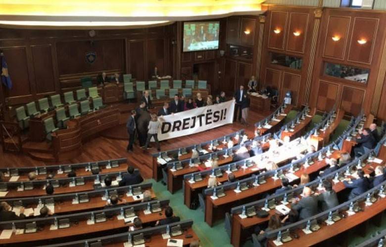Vetvendosje, Meclis Kürsüsünü Engelledi