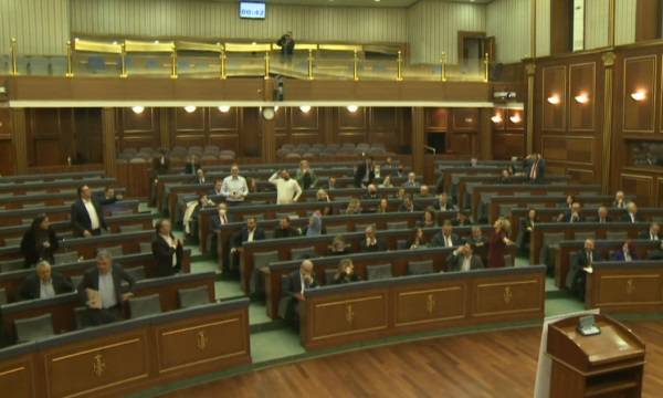 Oturum Muhalefet ve İktidar Arasında Tartışmayla Başladı