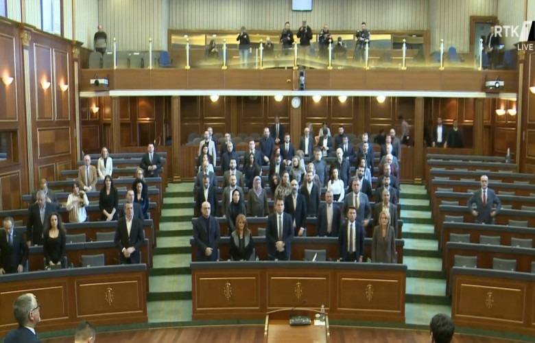 Meclis Oturumu da  Depremde Hayatını Kaybedenler Anısına Saygı Duruşuyla Başladı