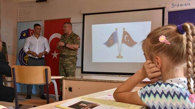 Türk Askerinden Kosova'daki İlköğretim Okuluna Destek