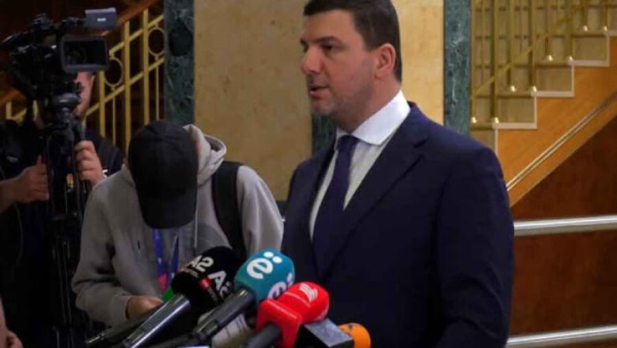  “Kurti Karar Versin: Albulena Haxhiu mu Daha Önemli, Bir Milyon Seçmen mi?”