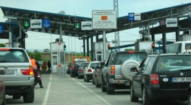 Merdare ve Dheu i Bardhë Sınır Kapılarında Uzun Kuyruklar