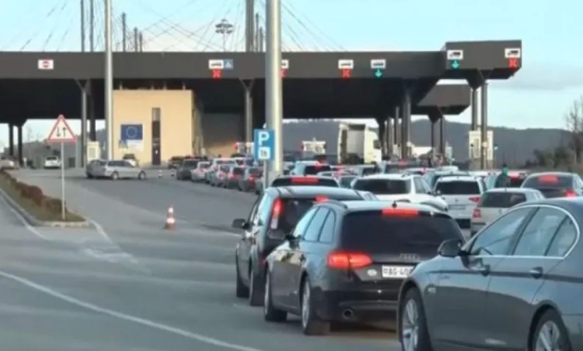 Gurbetçilerle, Sınır Kapılarında Yoğunluk Artmaya Başladı