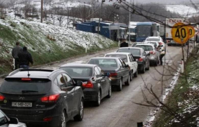 Merdare’de Oluşan Kuyrukta Bir Saat Bekleniyor