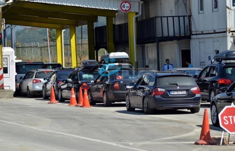 Merdare’de Sınırı Geçmek için 5 Saat Beklemek Gerekiyor
