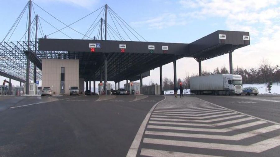 Merdare’de Sırp Mallarını Taşıyan Kamyonlardan Uzun Kuyruklar Oluşturdu