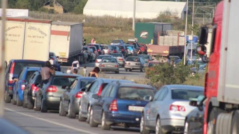 Sınırda Araç Kuyrukları Devam Ediyor