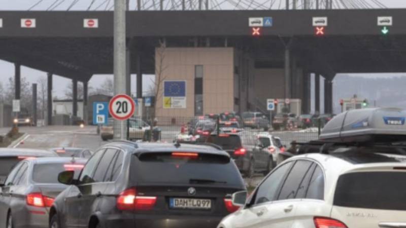 Merdare ve Dheu i Bardhë Sınır Geçitlerinde Beklemeler 4 Saat