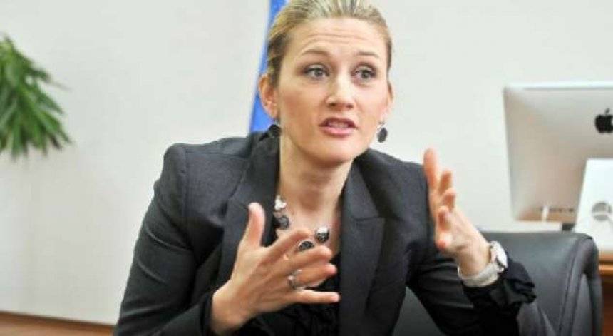 Mimoza Kusari'nin Arabasının Camı Kırıldı