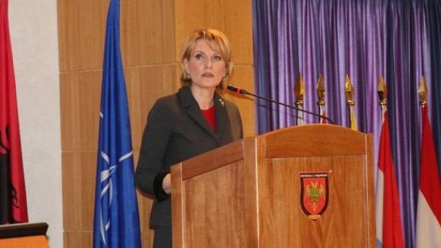Arnavutluk Savunma Bakanı Kodheli Priştine'de