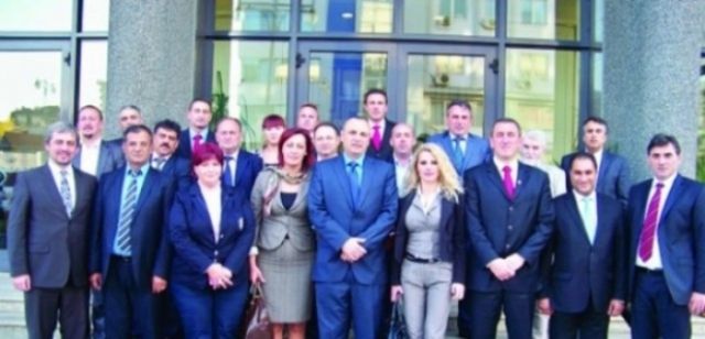 Topluluklar, İlk Öneride Bulunacak Tarafı Destekleyecek