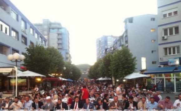 Bereket Konvoyu Kosovalılarla Buluştu