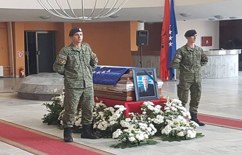 Mitroviça Rexhepi'ye Saygı Duruşunda Bulunuyor