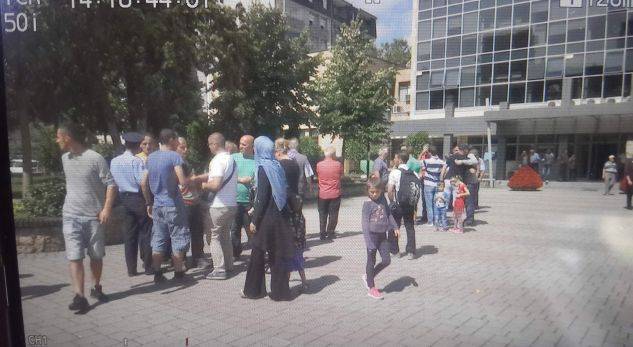 Mitroviça'da Hava Kirliliği Protesto Edildi