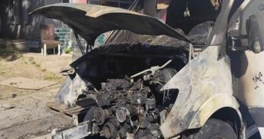 Kuzeyde İki Kamyon Kundaklandı, Yangın Yakın Bir Arabaya da Sıçradı