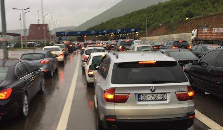 İki Saat İçin  7 Bin Kosovalı Tatile Arnavtluk’a Gitti