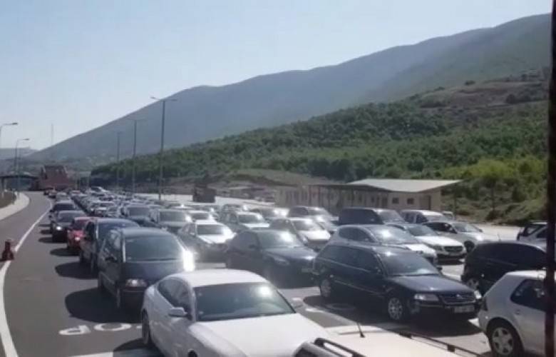 Birkaç Saat İçin 22 Bin Kosovalı Arnavutluk’a Giriş Yaptı