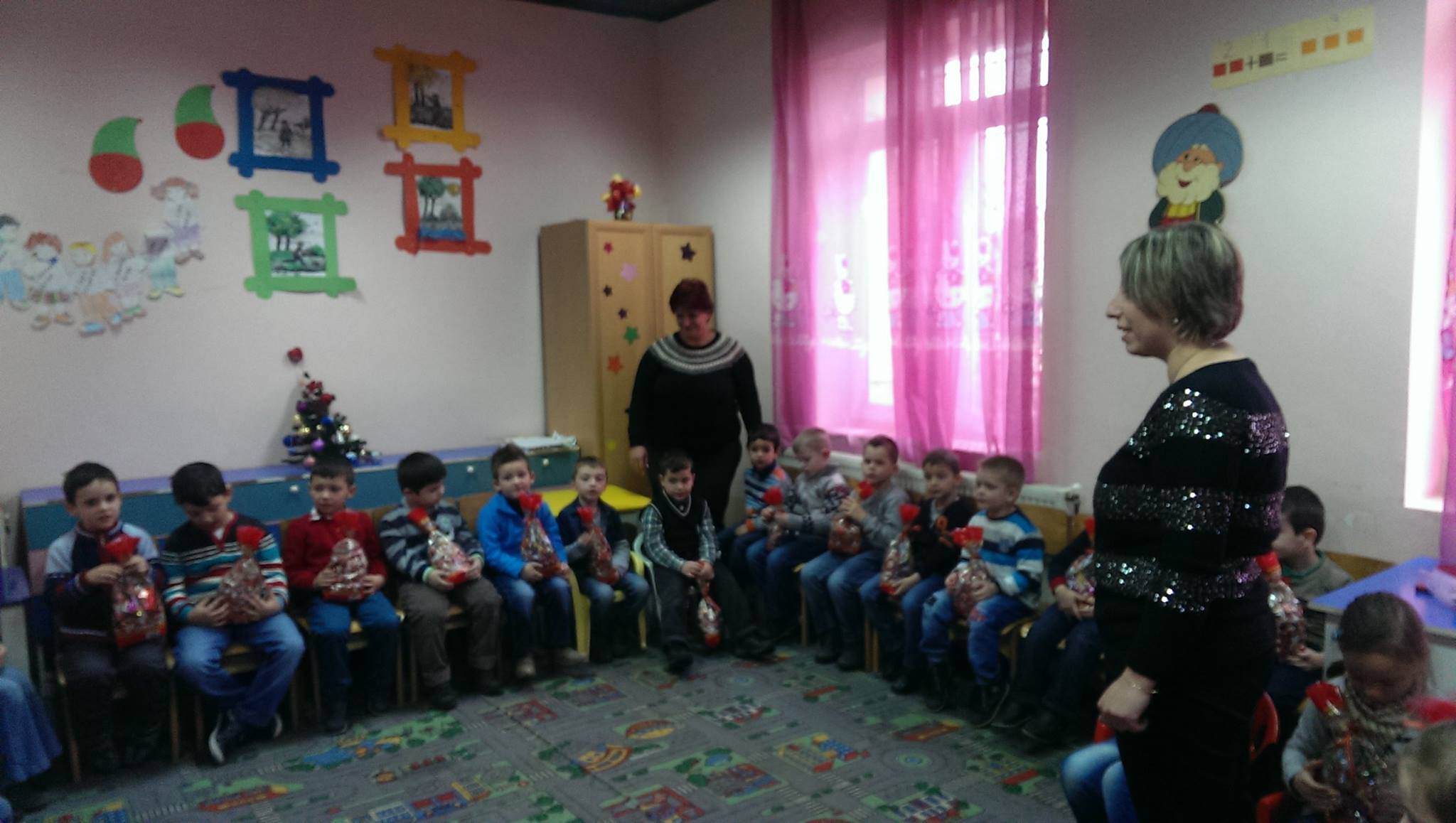 KDTP Milletvekili Şinik, Öğrencilere Çikolata Hediye Etti