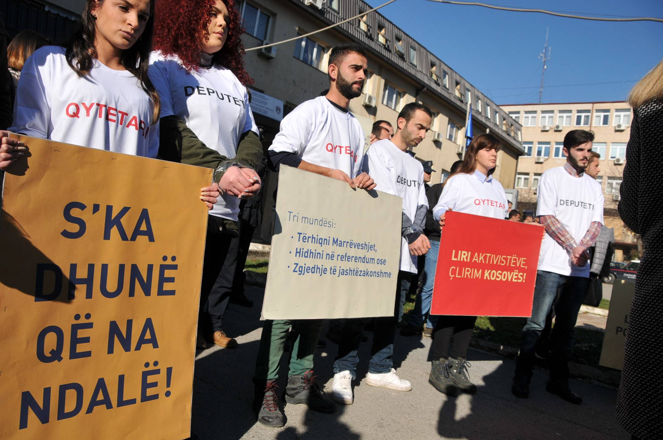 Muhalefet Sembolik Eylemle Polis Karakolu Kuşattı