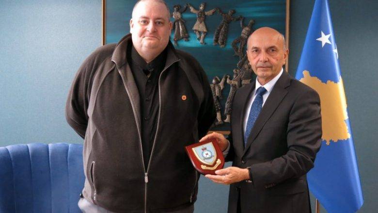 Başbakan Mustafa, UÇK-nın İngiliz Gazisi Harrison'u Takdir Etti